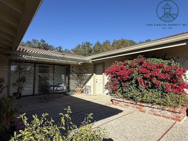 Building Photo - Impeccable Laureles Grade Estate Property with Valley Views