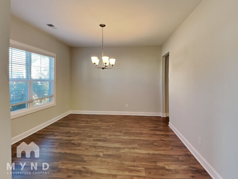 Building Photo - 1212 Silver Farm Rd