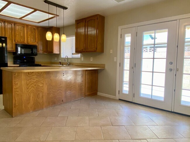 Building Photo - AVAILABLE NOW!!