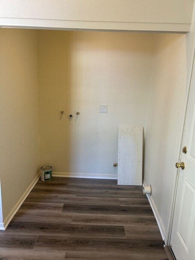 Building Photo - 649
