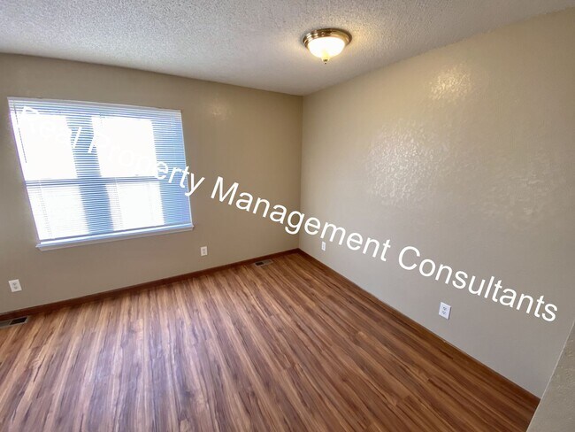 Building Photo - Redbud Ridge 7