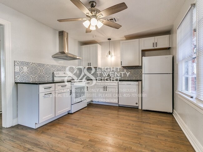 Building Photo - *COMING SOON - TOURS EXPECTED TO BEGIN 6/5/26* 2 Bed/2 Bath Duplex Close to Campus Corner!