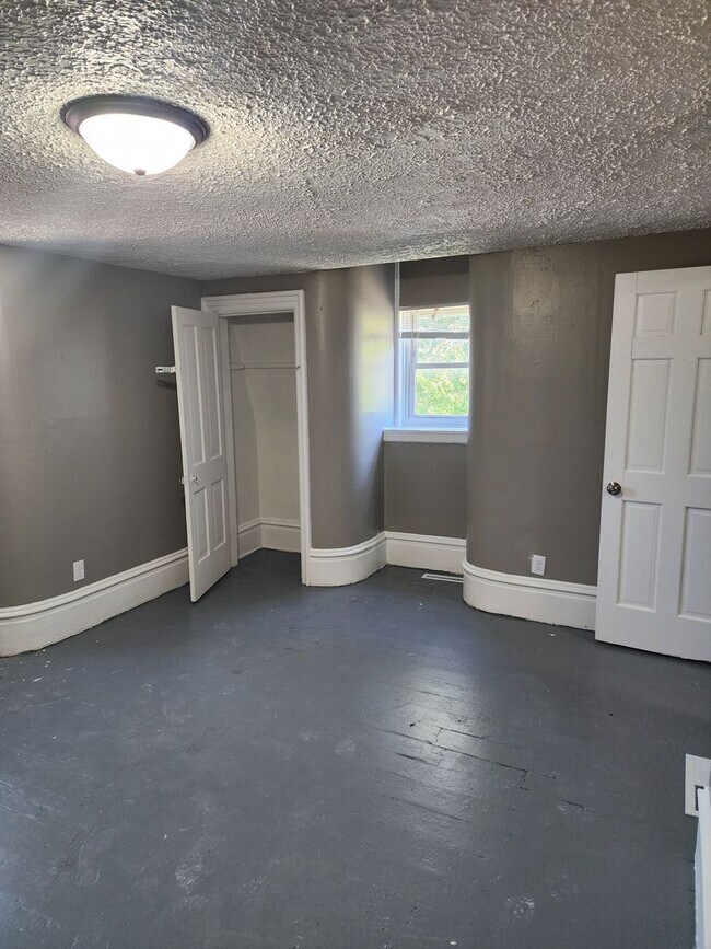 Building Photo - 2 bed 1 bath upstairs apartment