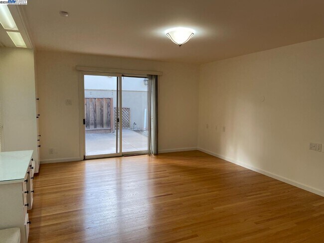Building Photo - 802 Center Dr