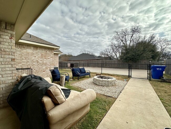 Building Photo - Spacious 4-Bed, 4.5-Bath Home with Fenced Yard in the Baylor Bubble!