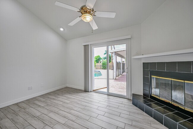 Building Photo - 4 bedroom with Pool !!