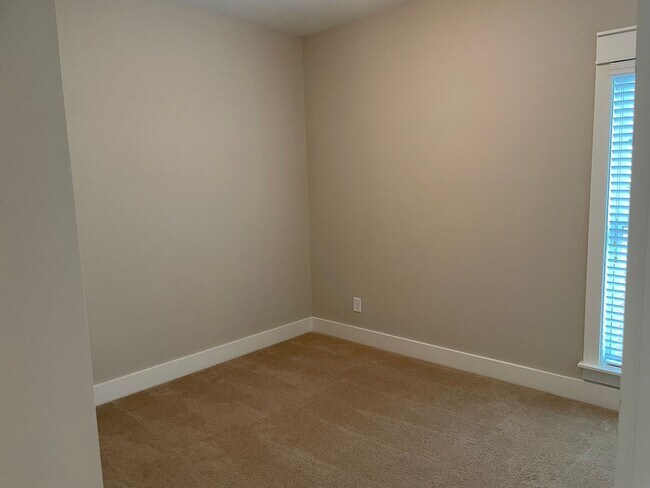 Building Photo - One level home with 2 Car Garage!