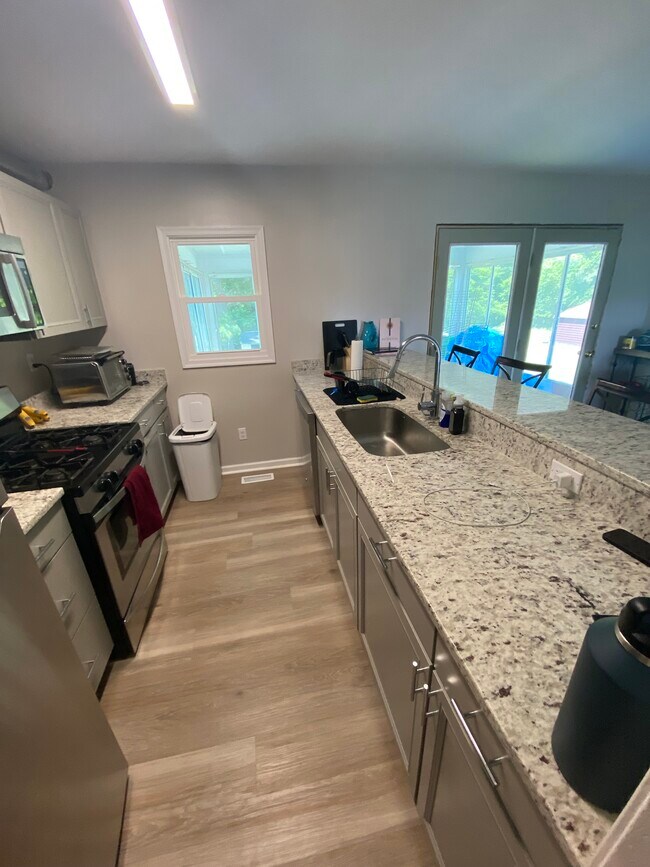 Building Photo - 2141 Bromby St