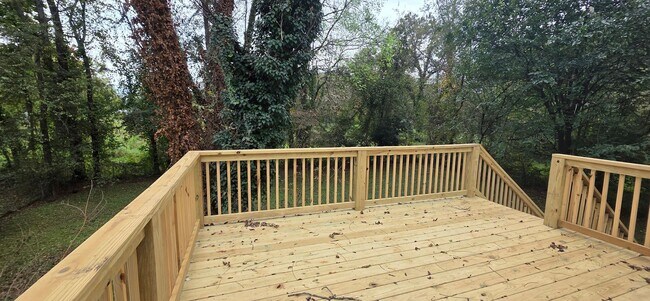 Building Photo - Large Family Home - Move In Ready!