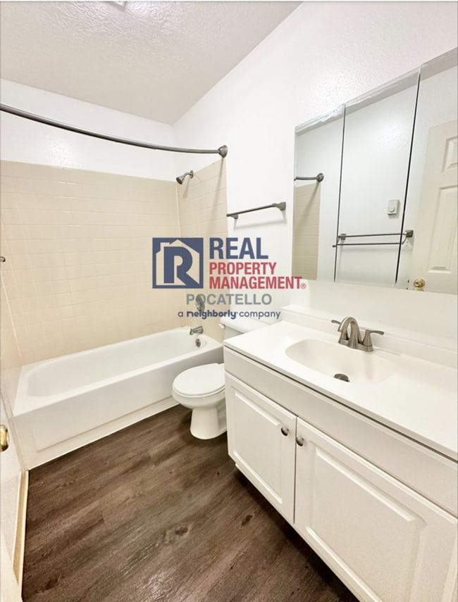 Building Photo - Updated 3 Bedroom 2 bath Townhome