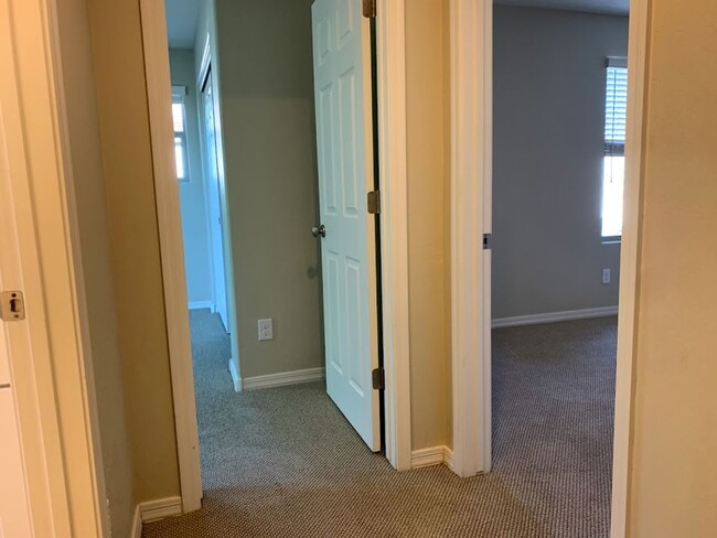 Building Photo - 4 BEDROOM PLUS LOFT, BUILT IN BBQ WITH COMMUNITY POOL