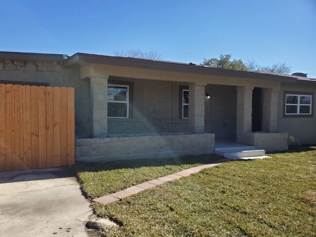 Building Photo - 118 Esmeralda Dr