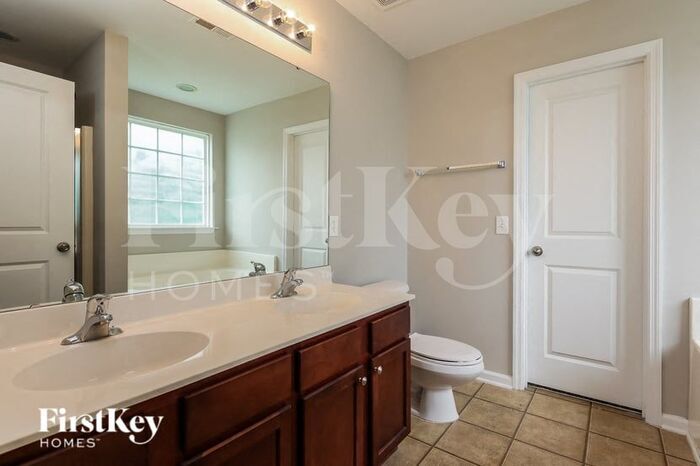 Building Photo - 571 English Oak Cir