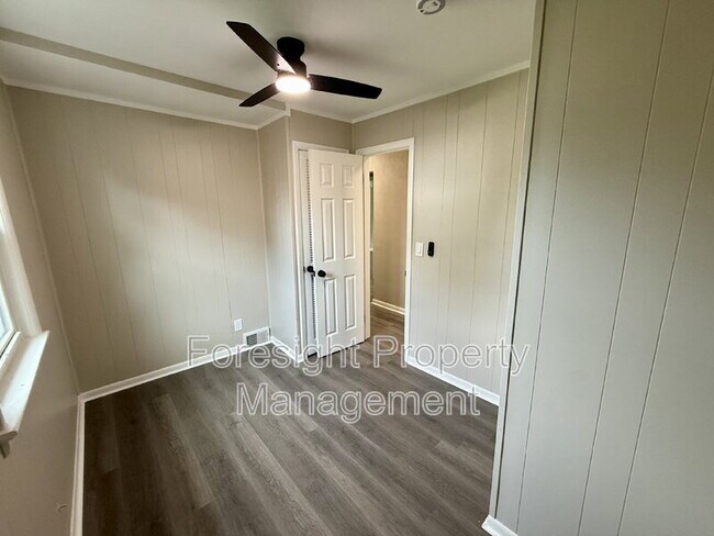 Building Photo - 654 E 240th St