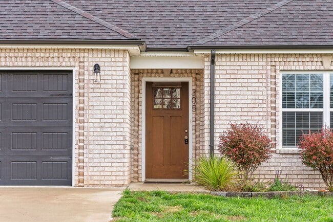 Building Photo - Pet Friendly Three Bedroom!