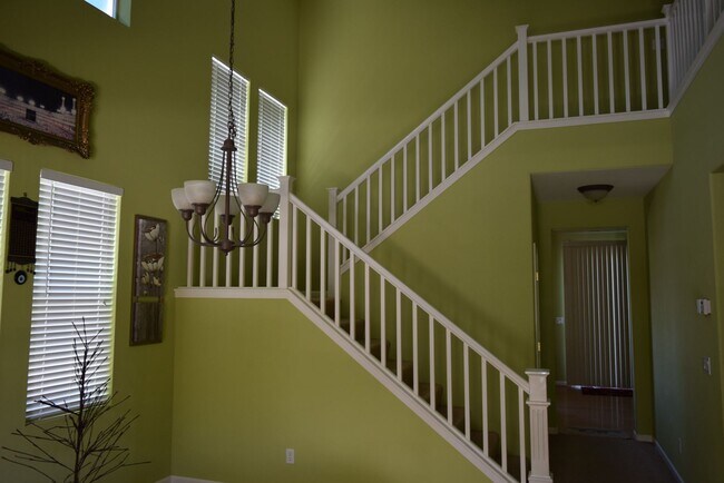 Building Photo - Beautiful 4-Bedroom Home for Lease in Trac...