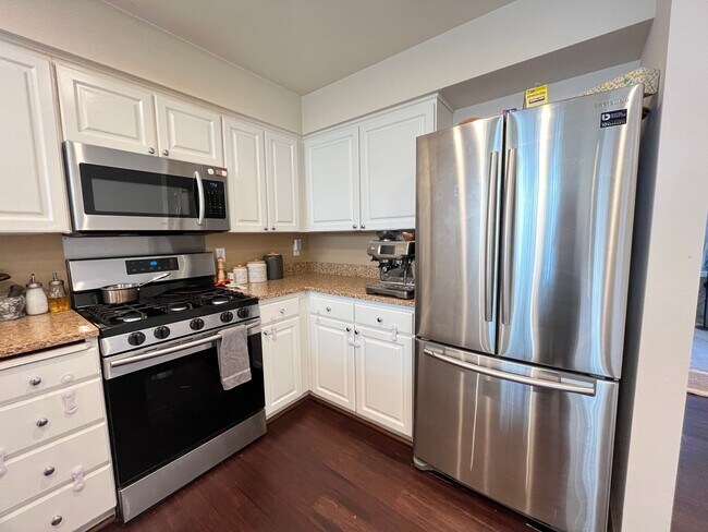 Building Photo - Incredible Forrest Park Townhome!! 2 bedroom, 2 bath, HUGE attached Garage!
