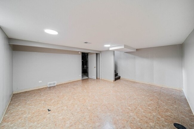 Building Photo - 27 E Thorndale Ave