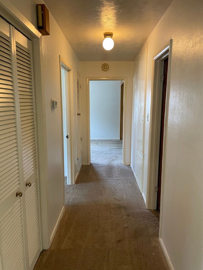 Building Photo - 2/2/1 In a quiet neighborhood - 6 to 9 mon...