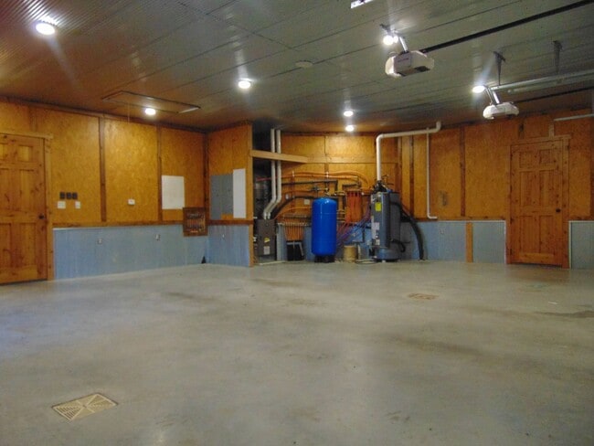 Building Photo - Majestic 3 Bed Mid MO Ranch!