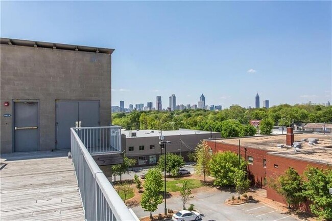 Building Photo - 890 Memorial Dr SE