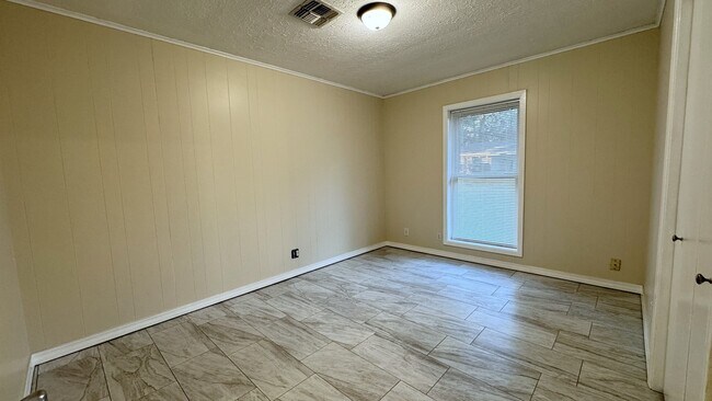 Building Photo - 112 Crestview Dr