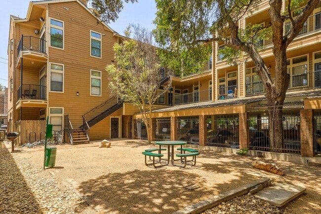 Building Photo - K624 - Wedgewood # 301