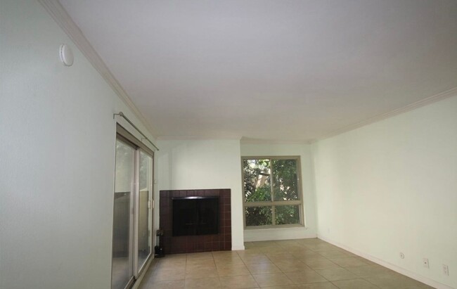 Building Photo - 2 bed/2 bath condo! Walking distance to Wh...