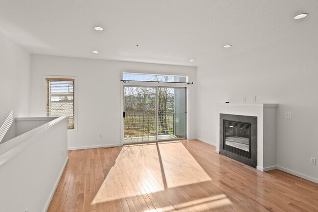 Building Photo - North Portland Recently Renovated Condo