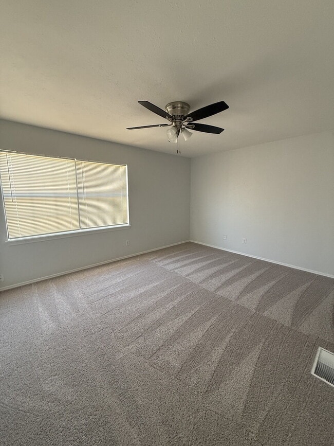 Building Photo - Come see this cute 2B House in a great location