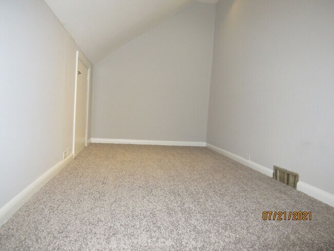 Building Photo - 2 BEDROOM 1 BATHROOM CONDOMINIUM IN OAK BR...
