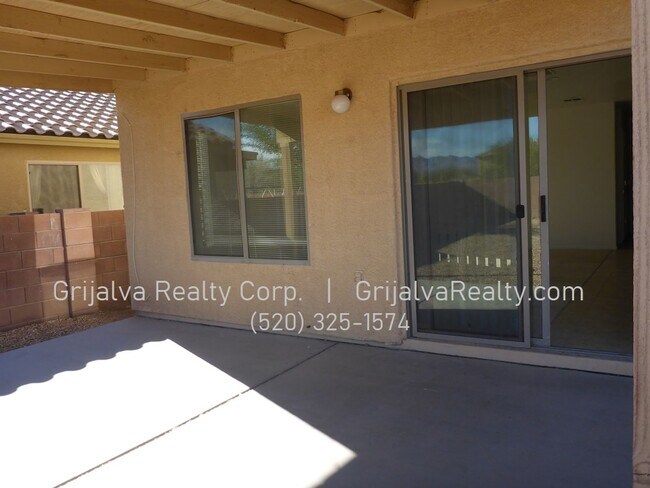 Building Photo - 4 Bedroom, 2 Bath Two-Story Home in Los Ar...