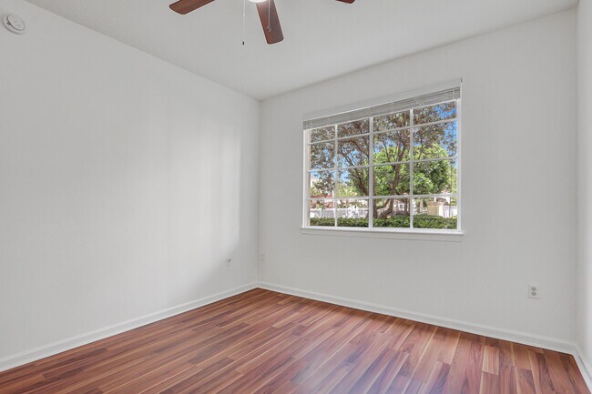 Building Photo - 3110 Myrtlewood Cir E
