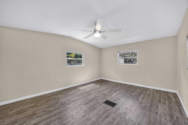Building Photo - 6451 Spinner Dr