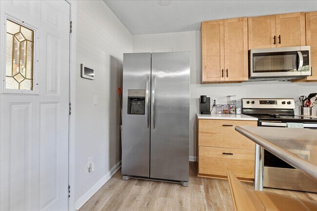 Building Photo - 2425 Bruce Ln