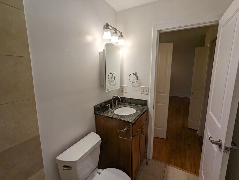 Building Photo - 618 W Wrightwood Ave