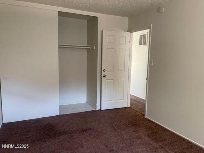 Building Photo - Clean 2 bedroom Duplex Near UNR