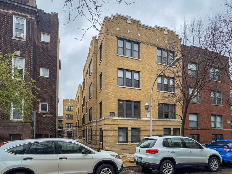 Building Photo - 816 W Cornelia Ave