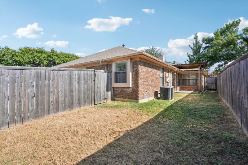 Building Photo - 558 Lee Dr