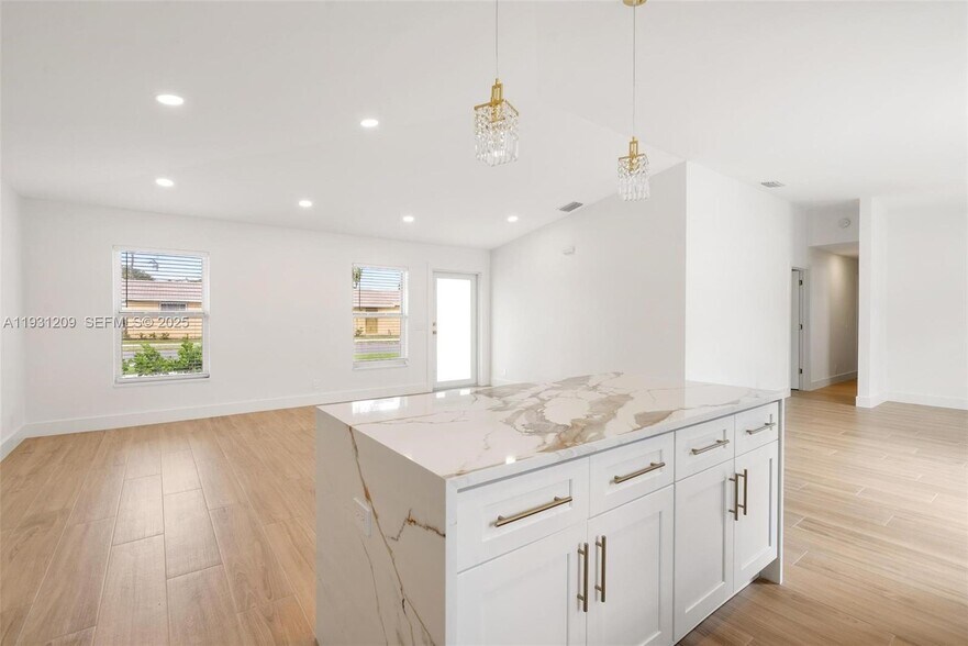 Building Photo - 102 SW 13th Ave