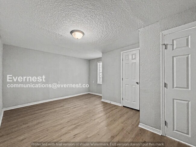 Building Photo - 3 Bed, 2 Bath Home with Modern Amenities / Pet-Friendly / Available Now!