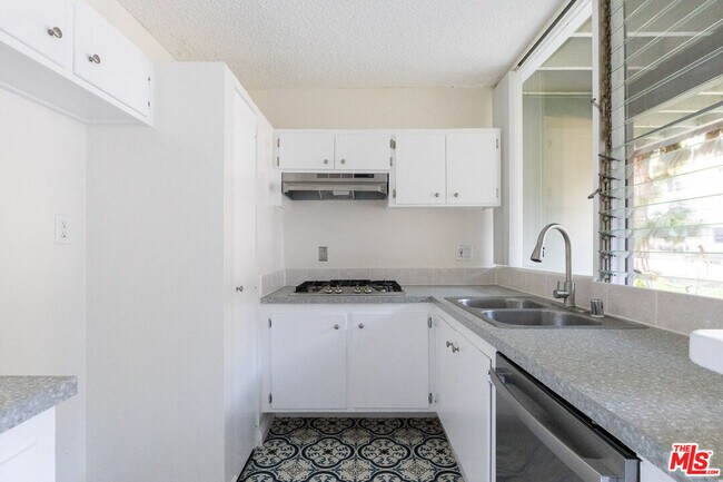 Building Photo - 11131 Rose Ave