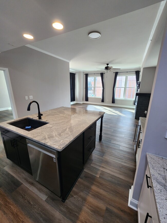 Building Photo - 405 W 7th St