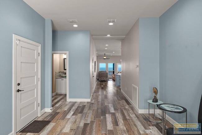 Building Photo - 618 N Shore Dr