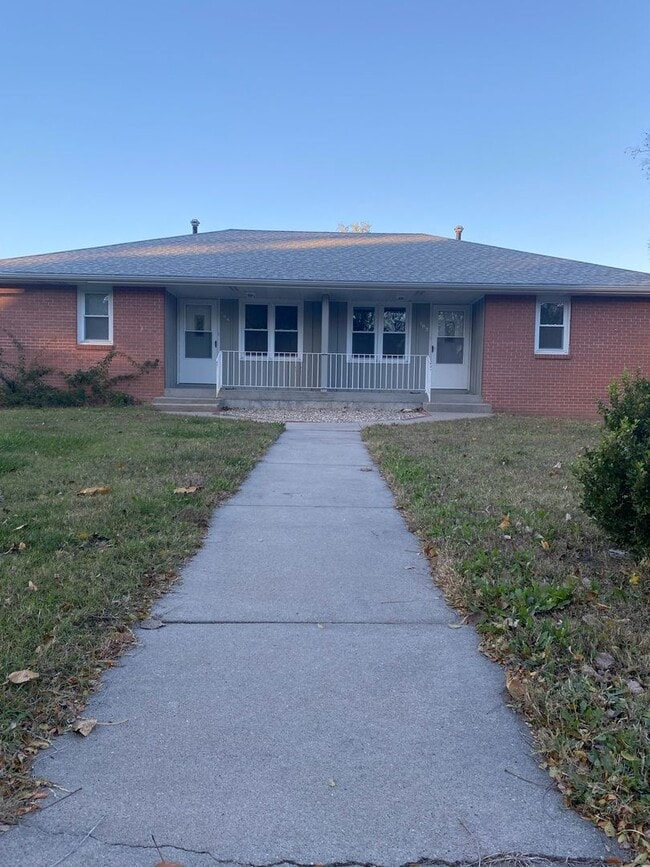 Building Photo - Spacious Duplex in Great Location