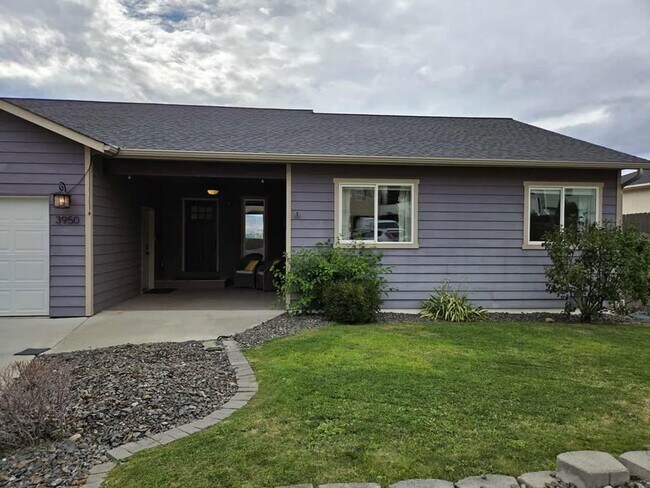 Building Photo - 3950 NE Vista del Rey Dr
