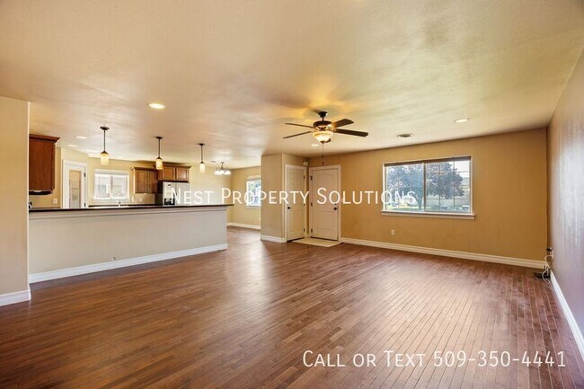 Building Photo - 547 S Bayside St