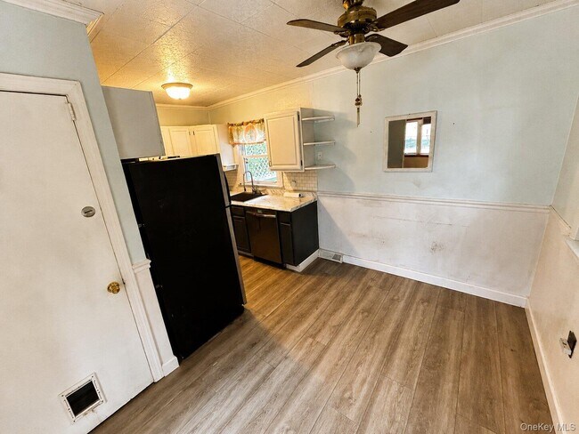Building Photo - 17 Greenview Ave