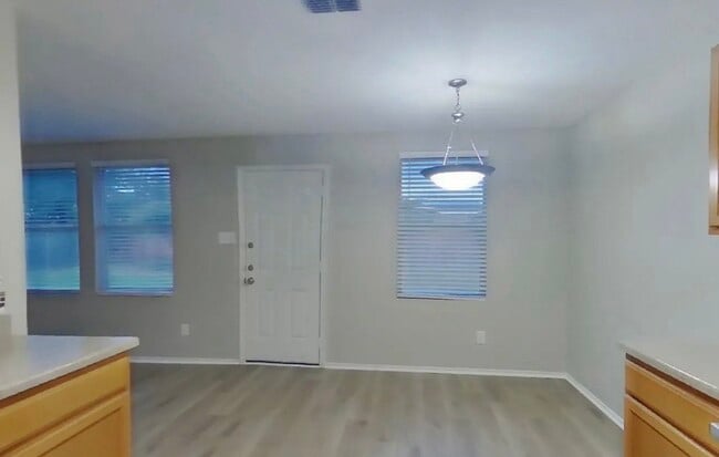 Building Photo - AVAILABLE NOW READY TO MOVE IN