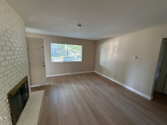 Building Photo - $2,695 - 2 Bd/1 Ba Duplex with remodeled kitchen and bath in Gilroy-Large backyard
